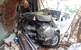 Ôtô 7 chỗ tông sập 2 nhà dân ở Kon Tum