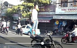 Đà Nẵng xử lý thanh niên đứng lên yên lái xe máy