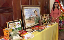 Thủ tướng đóng dấu phát hành​ bộ tem Đại tướng Võ Nguyên Giáp