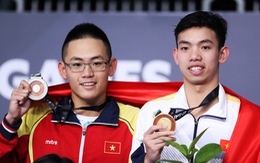 Hình ảnh đẹp của hai "kình địch" Quang Nhật – Huy Hoàng trên bục trao huy chương