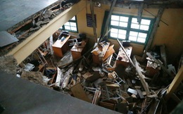 Sập sàn phòng học 60 năm tuổi, 10 học sinh rớt từ tầng 1