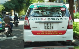 Taxi Vinasun dán biểu ngữ 'Yêu cầu Uber và Grab...' gây tranh cãi