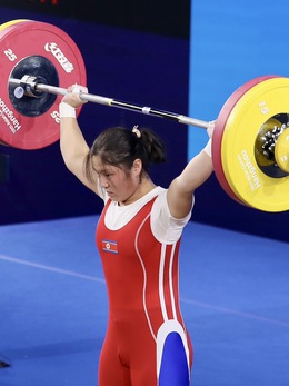 Nữ vận động viên cử tạ Triều Tiên phá 22 kỷ lục trong 6 lần nâng tạ
