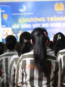 Nữ phạm nhân bật khóc khi bất ngờ được gặp lại cha