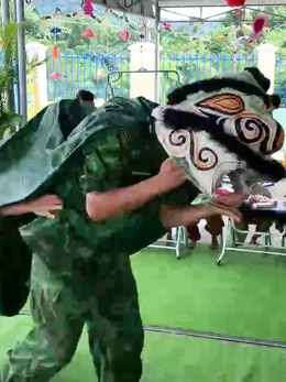 Trẻ biên giới thích thú đội múa lân 'đặc biệt', đuôi lân từ tấm áo mưa cũ của chiến sĩ biên phòng