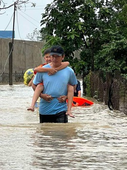 Lũ trên sông Trà Câu lên nhanh, người dân hối hả chạy lũ