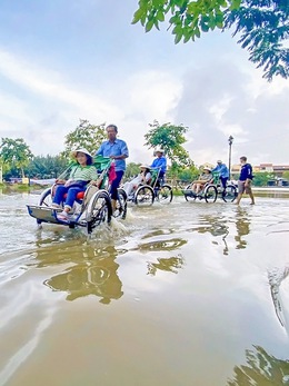 Mùa lụt thành sản phẩm du lịch độc đáo của Hội An