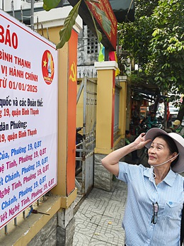 Trước ngày sáp nhập phường: Tất bật chuyển dời vẫn lo giải quyết hồ sơ cho dân