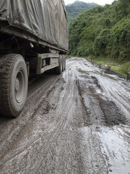 Chi nghìn tỉ sửa quốc lộ 9, đường Hồ Chí Minh hư hỏng do xe tải nặng