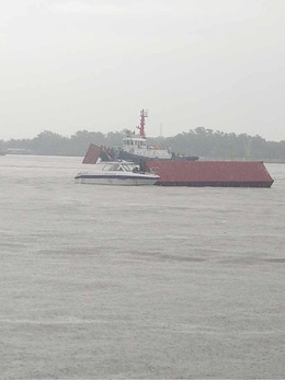 Nhiều container rơi trên sông Đồng Nai sau vụ va chạm tàu biển