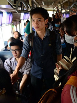 Sinh viên Đại học Quốc gia TP.HCM than bị quấy rối, trộm cắp trên xe buýt