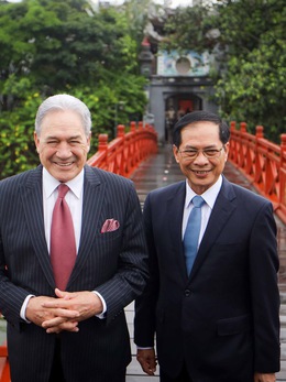 Phó thủ tướng, Ngoại trưởng New Zealand dạo bộ cầu Thê Húc, thưởng thức cà phê Việt Nam