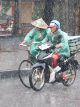 Đối phó mưa lớn từ hoàn lưu bão, nhiều hồ thủy điện ở Nghệ An xả nước đón lũ