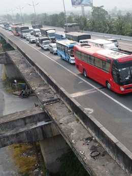 Xe đò quay đầu rước khách từ thành phố về quê, cao tốc ùn ứ