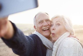‘Độ’ smartphone cho người lớn tuổi sử dụng dễ hơn