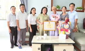 Lãnh đạo Thành phố thăm và chúc thọ, mừng thọ người cao tuổi tiêu biểu tròn 90 tuổi