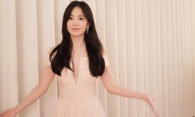 Song Hye Kyo vô tư 'xả ảnh' giữa ồn ào chạm mặt chồng lẫn bồ cũ