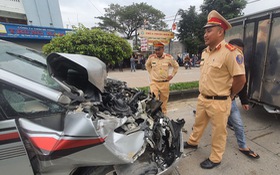 Tai nạn giao thông liên hoàn, ô tô dính chùm khi dừng đèn đỏ ở Quảng Ngãi