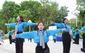 Áo xanh rợp công viên ngày cuối tuần thi nghi thức hội