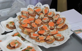 Bánh mì, bánh hỏi nem lụi, tôm kho nước dừa tại tiệc sake Nhật Bản