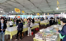 Đi hội chợ sách: Muốn tiêu tiền mà khó quá!