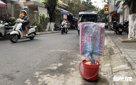 Muôn kiểu 'xí phần' lòng đường để cản trở đậu ô tô ở Đà Nẵng
