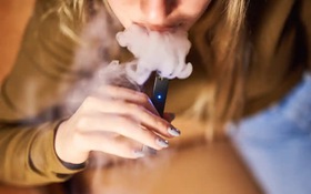 Úc mạnh tay chấn chỉnh thuốc lá điện tử, sửa luật bảo vệ người trẻ