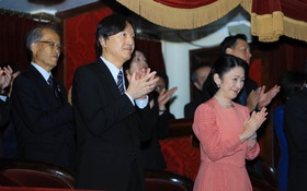 Tràng pháo tay không dứt của vợ chồng Hoàng thái tử Akishino cho vở opera Công nữ Anio