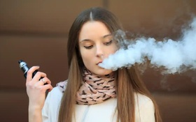 Phụ nữ trẻ vượt mặt nam giới về hút thuốc lá điện tử