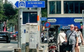 Nhìn bảng chỉ dẫn, du khách tưởng metro TP.HCM đã hoạt động