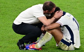 Cầu thủ tuyển Anh bật khóc, đổ gục xuống sân sau thất bại chung kết Euro 2024