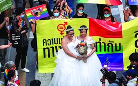 Thái Lan chờ kinh tế hồng và đám cưới cầu vồng