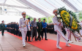 Người dân xếp hàng dài viếng Tổng Bí thư Nguyễn Phú Trọng ở Lại Đà