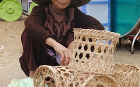 Bà cụ bán rế