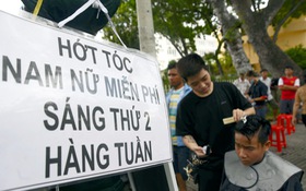 “Hớt tóc miễn phí đây bà con ơi!”