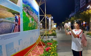 Người dân, du khách ấn tượng với triển lãm về Điện Biên Phủ tại Phố đi bộ Nguyễn Huệ