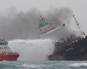 Tàu dầu treo cờ Việt Nam cháy nổ dữ dội ngoài khơi Hong Kong