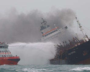 Cứu hỏa, thợ lặn Hong Kong lên tàu dầu tìm 2 thuyền viên Việt mất tích