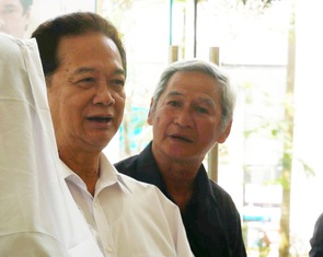 Nguyên Thủ tướng Nguyễn Tấn Dũng và nhiều nghệ sĩ đến chia buồn cùng gia đình Nguyễn Chánh Tín