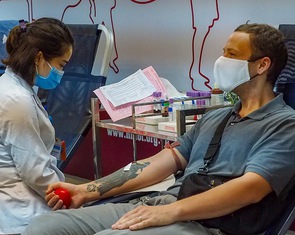 Mùa dịch, thầy giáo Mỹ Tandy vẫn đi hiến máu cho người bệnh Việt Nam