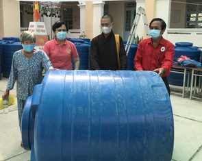 Tặng 100 bồn chứa nước cho bà con huyện đảo Cù Lao Dung