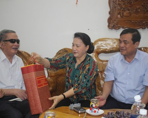 Chủ tịch Quốc hội thăm, tặng quà gia đình chính sách Quảng Nam