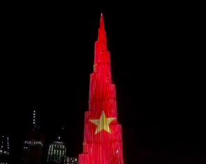 Quốc kỳ Việt Nam nổi bật trên tòa nhà cao nhất thế giới ở Dubai