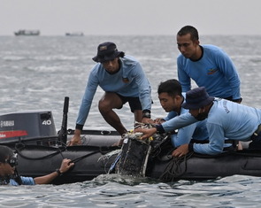 Vụ máy bay rơi tại Indonesia: Bắt đầu trục vớt 2 hộp đen