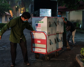 Thêm 1 triệu liều vắc xin Moderna do Mỹ trao tặng về đến Hà Nội