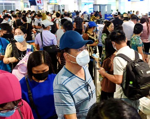 Ùn ứ ở cảng hàng không Tân Sơn Nhất: Lãnh đạo sân bay nói 'toạc' nguyên nhân