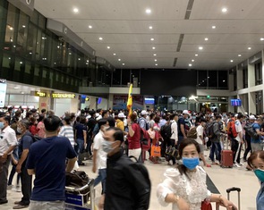 Khách dồn vào buổi sáng, sân bay Tân Sơn Nhất lại ùn tắc