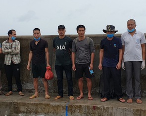 Bắt 5 sà lan chở 9 người nhập cảnh trái phép từ Campuchia vào đảo Phú Quốc