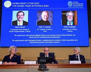 Giải Nobel vật lý 2022: Khi 'Chúa trời đổ xúc xắc'