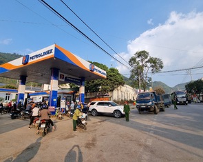 Người dân chạy cả trăm cây số đi mua xăng dầu, Sơn La họp khẩn đảm bảo nguồn cung